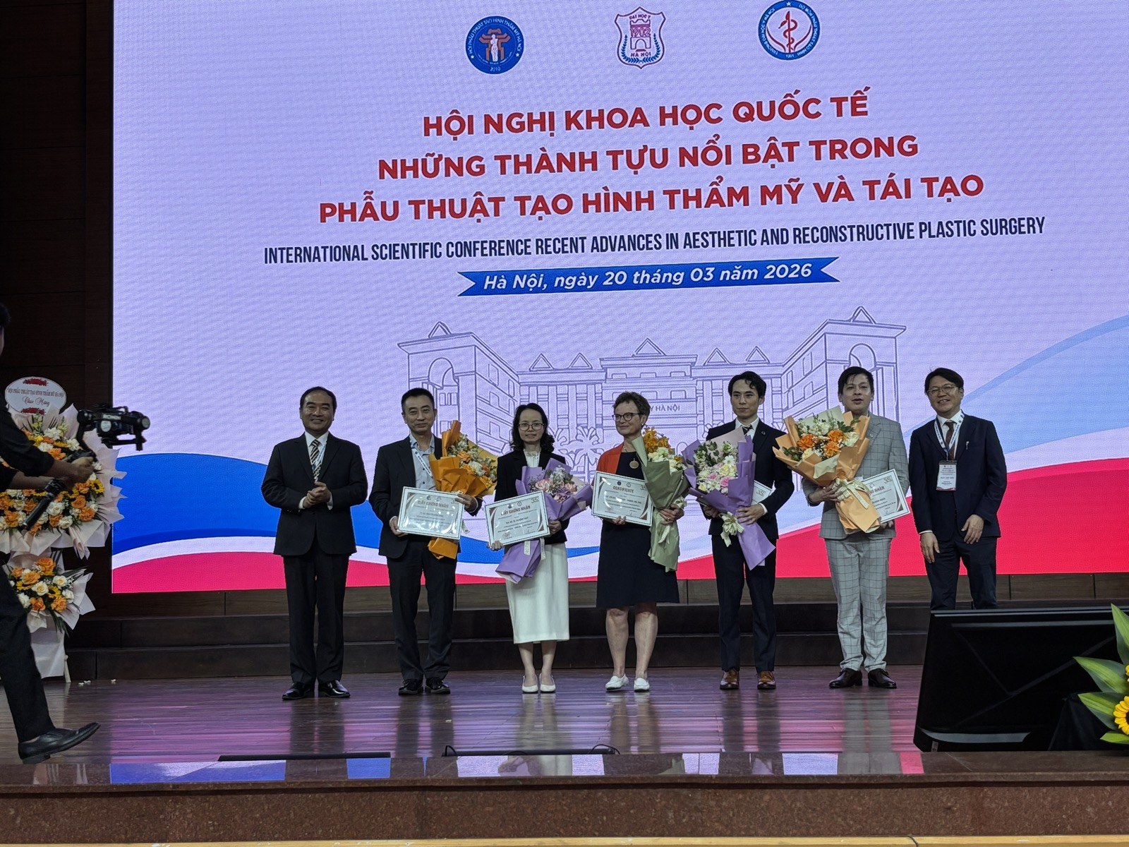 Lễ trao chứng nhận trên sân khấu hội nghị khoa học quốc tế nhân 35 năm Bộ môn Phẫu thuật Tạo hình, Hà Nội ngày 20 tháng 3 năm 2026